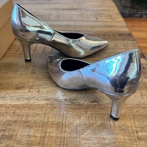 Masseys chrome silver metallic pumps Shiny Brianne Heels 7.5 NEW IN BOX